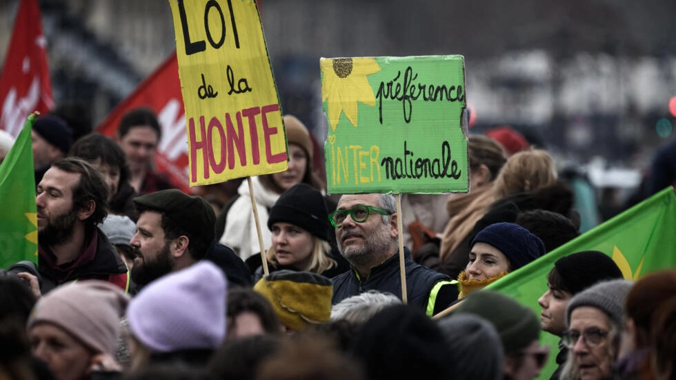 France : Des milliers de protestataires réclament le retrait intégral de la loi sur l’immigration.